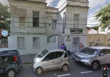 Casa à venda em porto alegre, localizada na avenida venancio aires, no bairro farroupilha. com área privativa de 928m² e área total de 1100m². possui 5 dormitórios, 2 banheiros sociais, 4 vagas de gar