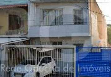 Predial vende casa com 4 dormitórios, copa-cozinha, living para 2 ambientes, sala de estar e sala de jantar, gabinete, dormitório  de casal com sacada de frente para a joaquim nabuco. amplo pátio nos 