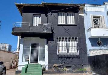 Situado em área nobre na divisas dos bairros azenha e farroupilha , próximo ao centro de saúde modelo., construção dos anos 70, muito bem alicerçada. casa em alvenaria de 2 pavimentos, com várias peça