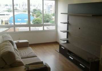 Apartamento mobiliado de 2 dormitórios, no bairro rio branco. living para dois ambientes com sofá, painel e split. dormitórios mobiliados. banheiro com box. cozinha mobiliada com churrasqueira. área d