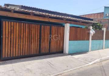 Casa a venda em canoas no bairro harmonia. o terreno todo murado, possui 312m² e conta duas casas, a da frente tem 2 dormitórios, 2 banheiros, sala, cozinha, garagem coberta para 4 carros. a casa dos 