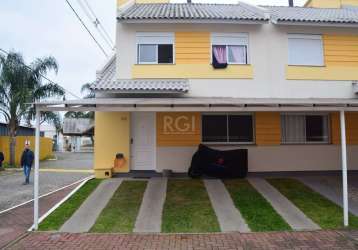 Excelente sobrado de esquina em condomínio fechado a venda em canoas, bairro olaria. primeiro pavimento conta com sala de estar e jantar integradas com sanca em gesso, lavabo, cozinha, banheiro social