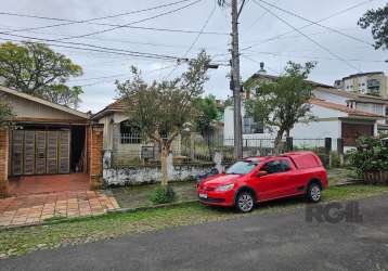 Terreno à venda no bairro tristeza, porto alegre. o terreno possui uma área privativa de 110m² e área total de 407,4m². topografia plana e face frente a fundos&lt;br&gt; localizado em uma região privi