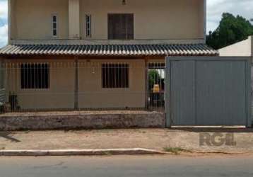 A casa é uma residência de dois andares, situada em um bairro tranquilo e arborizado. ao entrar pela porta da frente, você , encontra  a sala de estar, adornada por uma lareira,  ideal para as noites 