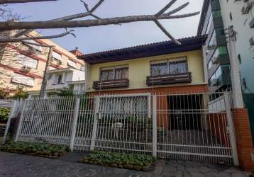 Belíssima casa, localizada no desejado bairro bela vista, com pátio com piscina e um anexo ao fundo. a casa oferece um espaço amplo e bem distribuído em dois pavimentos. na parte inferior, você encont