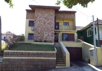 Casa localizada no bairro vila ipiranga com 329,50 m ². imóvel dispõe de 03 dormitórios, sendo 1 suite, sala de estar/jantar, cozinha,03 banheiros, área de serviço e pisos em cerâmica. imóvel com páti