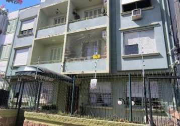 Alugo apartamento 03 dormitórios garden no bairro floreta em porto alegre. amplo térreo com piso em parquet. localizado junto ao colégio marista são pedro, rua santa rita e av. cristóvão colombo.