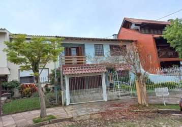 Ótima casa em estilo sobrado constituída por 2 pavimentos sendo no andar inferior  sala de estar e jantar, lareira, cozinha completa , lavabo, lareira, aquecedor de água, churrasqueira, hall de entrad