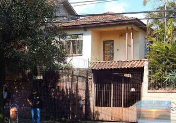 Casa grande na av nonoai, composta de sala de estar, 3 dormitorios, 2 banheiros, area de serviço, cozinha, peças amplas e terreno grande com bastante espaço para carros. nos fundos galpão grande no pá