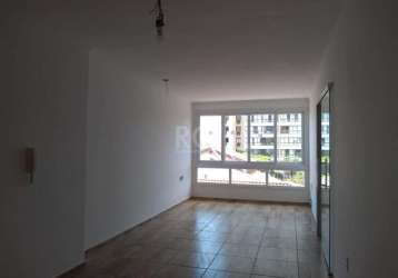 Apartamento 2 dormitórios no bairro petrópolis, 2 suítes, com espera para gás, todo reformado, portas de vidro, com porcelanato, porta camarão nos banheiros, com vaga de garagem escriturada, a hidrául