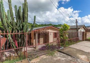 A casa tem 85 metros quadrados de área coberta, incluindo a garagem, que cabem de 2 a 3 carros, lavanderia e varanda nos fundos.&lt;br&gt;2 dormitórios, 1 banheiro, sala e cozinha.&lt;br&gt;&lt;br&gt;