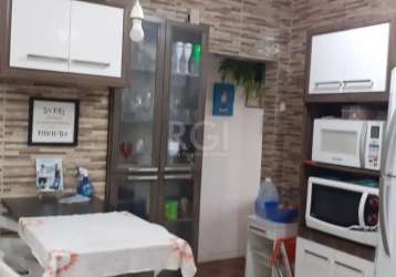 Apartamento totalmente reformado, tem 02 dormitórios, banheiro social,  sala com ampla claridade, a cozinha foi integrada com a área de serviço assim o banheiro auxiliar