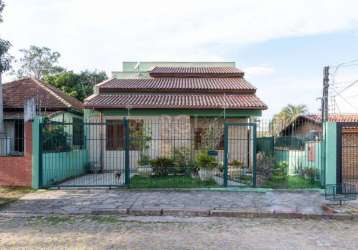 Ótima casa com 01 vaga de garagem, living 02 ambientes,  02 dormitórios, com opção para terceiro dormitório no térreo e escritório no mezanino, lavabo, copa cozinha, banho social, lavanderia, quiosque