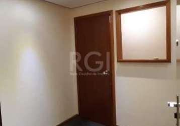 Sala comercial, no bairro moinhos de vento com vista para a mostardeiro  dividida em sala de espera, 2 salas de atendimento e banheiro, 33m², ar condicionado.&lt;br&gt;edifico com 3 elevadores, 2 anda