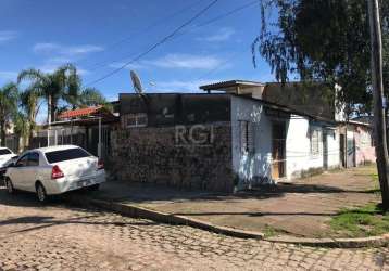 Belíssima casa de esquina com 3 dormitórios, living ,cozinha ,banheiro social, área com churrasqueira. parte superior, lavanderia e piscina com deck. casa possui 3 casas na lateral( independentes) par