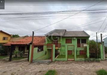 Excelente casa de alvenaria 204m² de área, com 4 dormitórios, sendo 1 suíte, 2 banheiro social, 2 living ( estar e jantar ), cozinha, área de serviço, área de lazer com churrasqueira e canil. garagem 