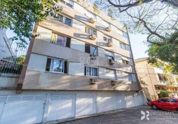 Vende-se apartamento ensolarado, reformado próximo de tudo, 2 dormitórios, living em 2 ambientes, decoração em gesso, copa e cozinha, área de serviço separado, zeladoria, fachada do prédio em pintura.