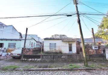 Terreno, com duas casas residenciais de alvenaria.&lt;br&gt;extensão: 10,00 de frente, com 30,00 fundos.