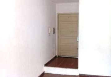 Schumacher vende apartamento no bairro são sebastião com 01 dormitório, térreo, amplo living, banheiro social, cozinha e área de serviço. piso tabuão, split no living, ventilador de teto, junker, banh