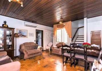 Casa com 4 dormitórios sendo 1 suíte, cozinha/copa, banheiro social, living 2 ambientes, espaço gourmet com churrasqueira, garagem coberta para 2 carros, sacada, área de serviço e pátio nos fundos. po