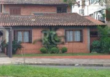 Vende  residência , composta de 03 dormitórios, uma suíte, living para 3 ambientes com lareira, cozinha montada, área de serviço, área externa com churrasqueira, espaço para piscina, banheiro, lavande