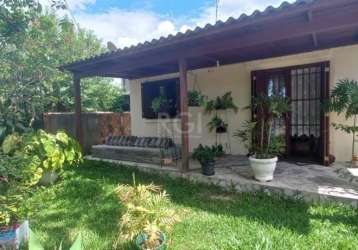 Casa de dois dormitórios, pode ser transformado em três e opção  suíte, dois banheiros um com box vidro, cozinha, sala de jantar, sala de estar enorme com lareira, pátio enorme lateral e nos fundos um