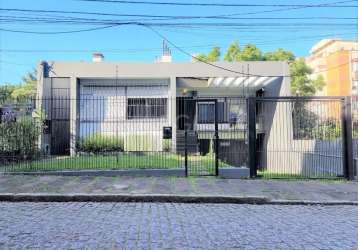 Vende-se casa ampla, desocupada, 4 dormitórios sendo 2 suítes, banho social, copa e cozinha, área de serviço independente, sala de estar com lareira, gabinete, depósito, vagas cobertas para carros, ch