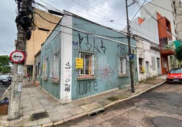 Casa de esquina com 64m², ótima para residência ou para comércio, 2 dormitórios, living dois ambientes, cozinha, banheiro social e terraço com lavanderia.&lt;br&gt;&lt;br&gt;esta localizada na parte m