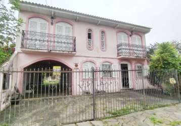 Casa sobrado composta de 3 dormitórios, uma suite, 2 sacadas de frente, living 2 ambientes, copa cozinha ampla, salão de festas com churrasqueira , banheiro social, área de serviço, lavabo, garagem co