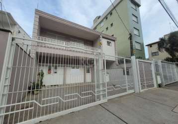 Excelente casa estilo sobrado, 4 dormitórios, com loja independente na frente,  pátio enorme,  podendo ser comercial e/ou residencial, documentação ok, financia, aceita fgts.