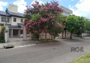 Linda casa ampla com 1 suíte, 2 dormitórios, 1 banheiro, 1 lavabo, 1 sala de tv, 1 sala de estar, 1 sala de jantar com saída para churrasqueira e lareira.&lt;br&gt;edícula atrás com lavanderia, garage