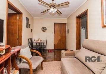 Apartamento de 2 dormitórios a venda no bairro cristo redentor em porto alegre. o imóvel possui 60,23m² privativos, dois lances de escadas, living amplo, sacada com churrasqueira, banheiro social, coz