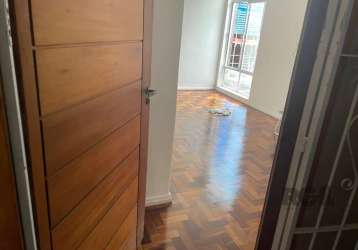 Apartamento de 2 dormitórios no bairro são geraldo, com suíte, sacada com área  de serviço na frente, sala, cozinha e área de serviço. imóvel de frente para a avenida benjamin constant, próximo a av. 