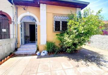 Residência ampla tendo 3 dormitórios, sendo 1 suíte, sala de esta, lavabo, cozinha, banheiro social, salão com churrasqueira, depósito e garagem coberta. &lt;br&gt;terreno medindo 7,81 x 46,00. no mes