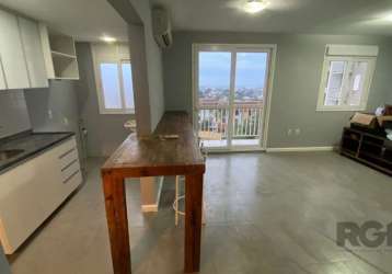 3 dormitórios ( transformado em 2 com living estendido e split), linda vista e armário na cozinha e no 2° quarto.&lt;br&gt;o apartamento possui 1 suíte,  mais 1 banheiro social, sacada, churrasqueira,