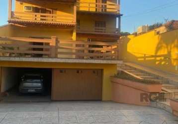 Sobrado em ótima localização central, com três andares no bairro liberdade.&lt;br&gt;1º andar : sala de estar e jantar, cozinha, banheiro, hall de entrada, dependência de empregada com banheiro, área 