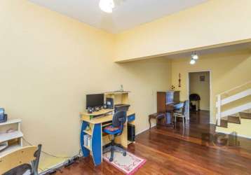 Casa/sobrado 3 dormitórios muito amplos, sendo 1 suíte com hidromassagem e espaço para closed e outra suite americana, para os 2 dormitórios, living 3 ambientes, sala com lareira, sacadas nos 3 dormit