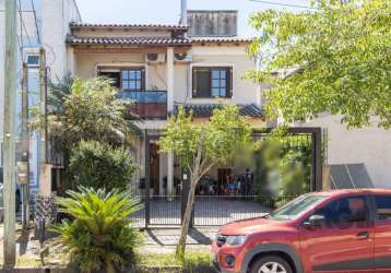 Sobrado no jardins do prado&lt;br&gt;casa com 3 dormitórios, sendo 1 suíte com sacada, living com 02 ambientes, cozinha integrada, lavabo e pátio com churrasqueira.&lt;br&gt;duas vagas de carro.&lt;br