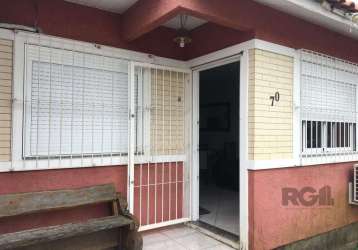 Ótima casa térrea : 2 dormitórios, banheiro social com armário, sala, cozinha área de serviço junta, quiosque no fundo com churrasqueira e banheiro, piso frio em todo imóvel, garagem, portão  grande c