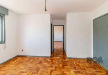 Apartamento localizado no bairro vila ipiranga, com 47m² no 2º andar. imóvel com 01 dormitório, sala, cozinha, banheiro, área de serviço e pisos em cerâmica e parquet. imóvel com posição solar privile