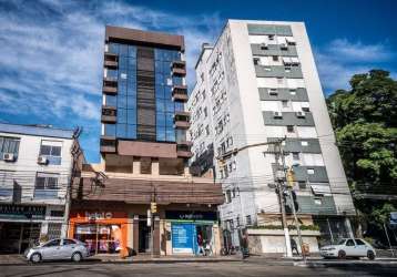 Sala comercial em prédio com portaria 12 horas , elevador , e espaço churrasco para confraternizações, no bairro petrópolis em porto alegre. andar alto, vista plena, sol norte/ leste. há  3 estacionam