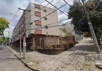 Ótimo apartamento no petrópolis, frente, com 80m² privativos, de 2 dormitórios e 2 vagas. possui sala ampla, 2 dormitórios, banheiro com box de vidro e ventilação naturral, cozinha espaçosa, área de s