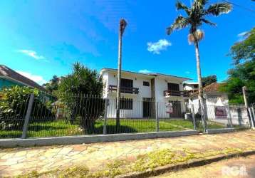 Linda casa no bairro jardim carvalho.&lt;br&gt;&lt;br&gt;esta linda casa tem 351,60m2 de área construída em uma propriedade de 743m2, a casa conta com salão de festas com churrasqueira, sala de estar,