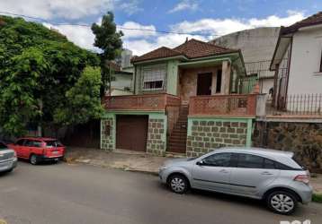 Casa à venda em porto alegre, no bairro santana. com 267,3m² de área privativa, 2 dormitórios, 3 banheiros, 2 vagas de garagem e edícula. &lt;br&gt;possui uma ótima infraestrutura com garagem coberta 