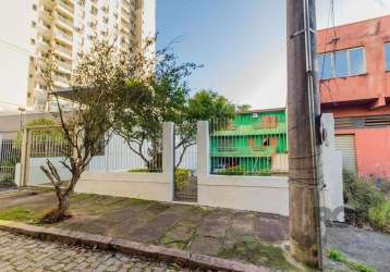 Ampla residência de 242m² localizada no bairro cristo redentor, oferecendo uma versatilidade tanto para uso residencial quanto comercial. o imóvel conta com um espaçoso living, 5 dormitórios, 3 banhei