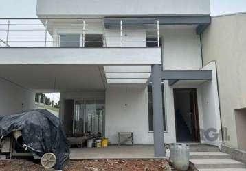 Casa nova, nunca habitada (em fase final de limpeza do pátio), com 3 dormitórios, sendo uma suíte com terraço. você pode contar também com sala de estar em dois ambientes e com lareira, lavabo, cozinh