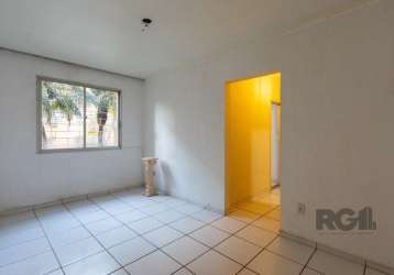 Apartamento térreo, 2 dormitórios, sala, cozinha e área de serviço conjugadas.&lt;br&gt;1 vaga de garagem coberta. &lt;br&gt;condomínio com portaria 24 horas, salão de festas, quadra de esportes e pla