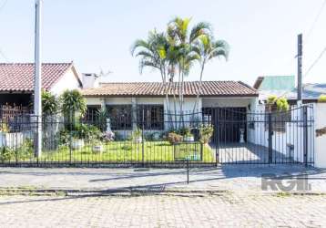 Ótima  casa térrea de 3 dormitórios, 1 suíte,  na zona sul de porto alegre em loteamento residencial no bairro guarujá, a casa dispõem 2 ambientes com ar, lavabo, sala de jantar com cozinha  3 dormitó