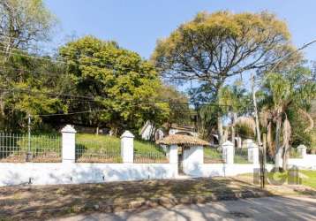 Casa na parte alta de belém novo , morro do veludo, construída em terreno de 40x80,  com  3 dormitórios, sendo 1 suíte,  sala com  lareira e bar, além de varanda com jardim de inverno, cozinha, depend