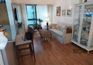 Vende-se apartamento 2 quartos sendo uma suíte, vaga de garagem coberta e escriturada, banho social, living em dois ambiente com cozinha americana e churrasqueira, área de serviço separada.&lt;br&gt;&